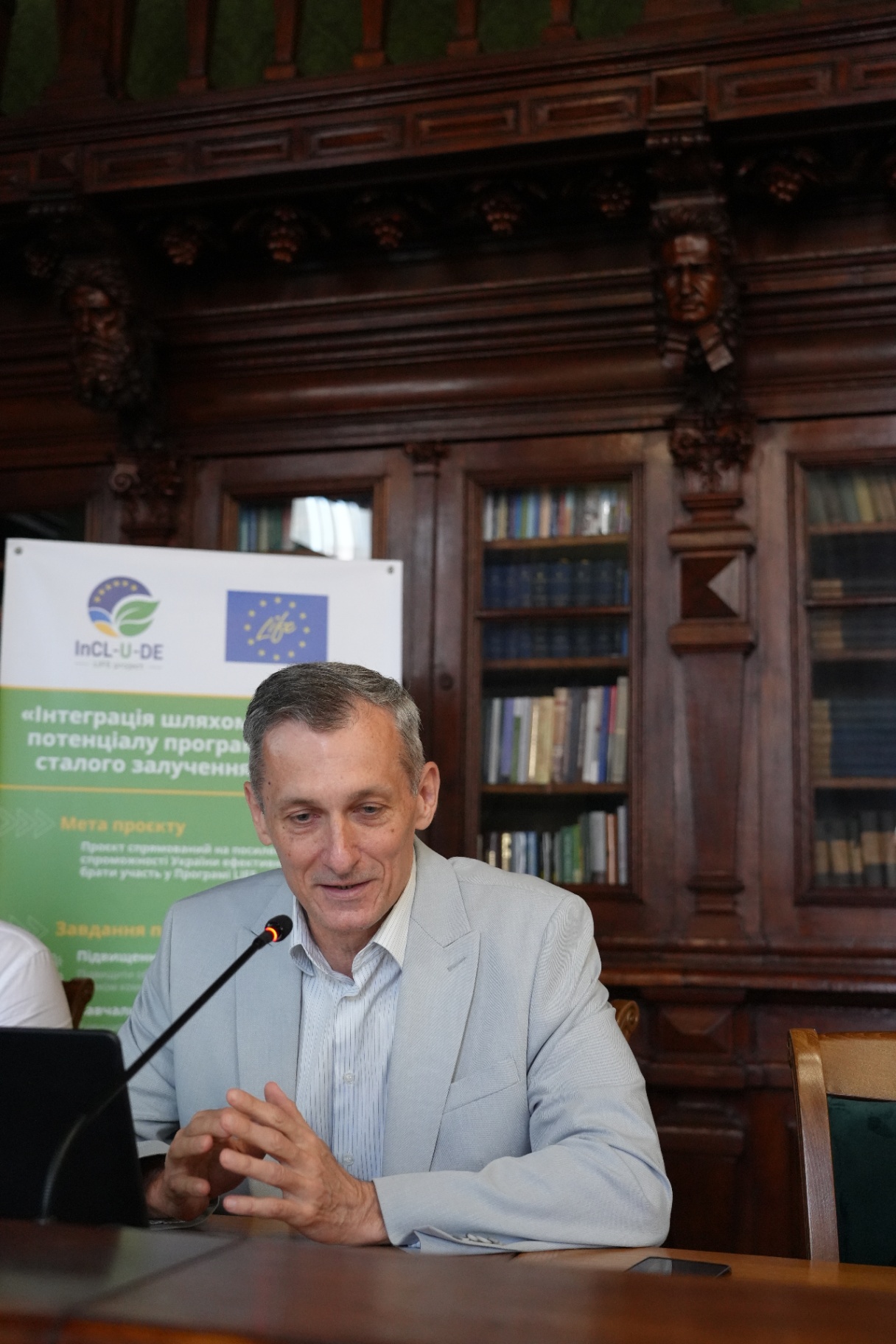 Speaker presenting the project during the meeting